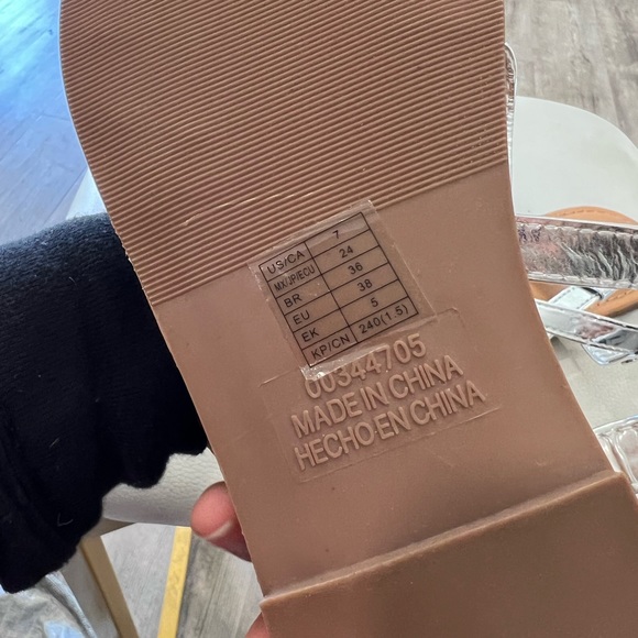 LAST PRICE🍒🤍 FOREVER 21 metallic sandals ✨ - Picture 5 of 5